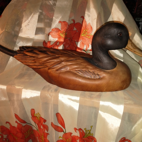 TANNEREYE LEATHER OVER WOOD DECOY DUCK(PLEASE SEE WOODEN TAIL IS BROKEN) - Picture 12 of 15